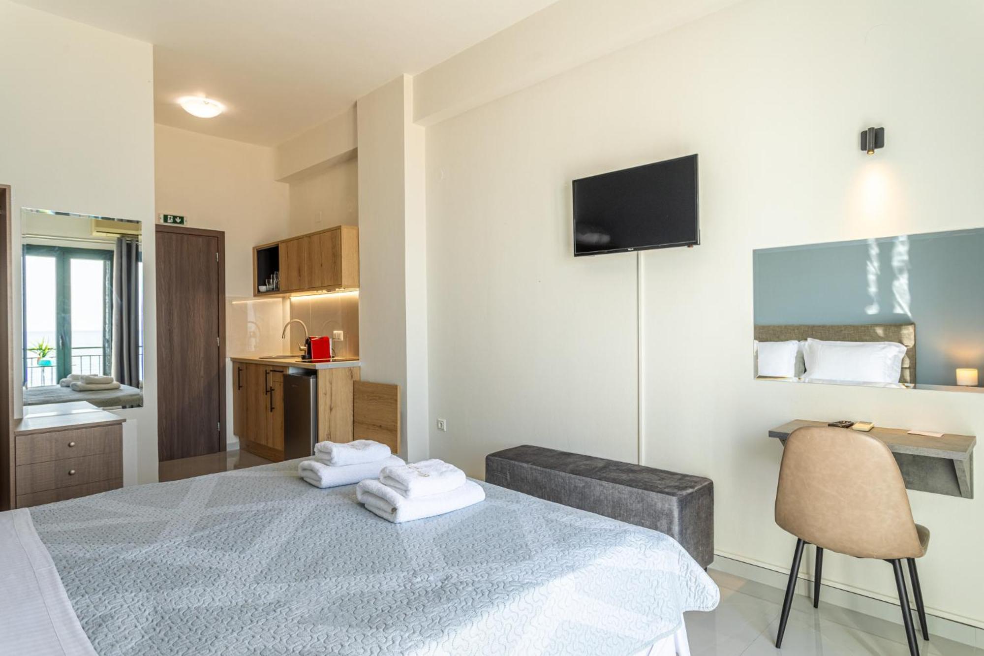 Marina Aparthotel Kardhamili Exteriör bild