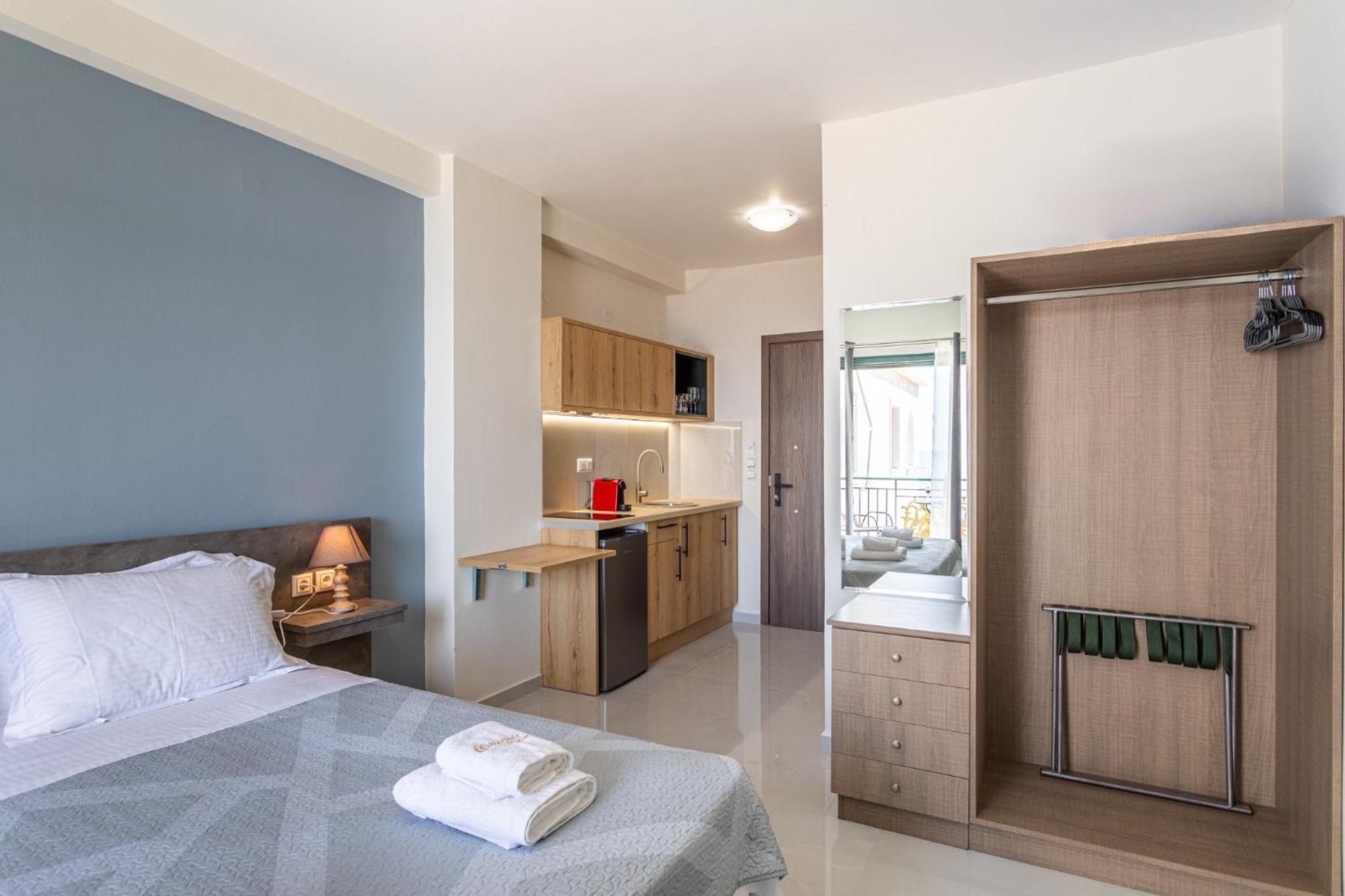 Marina Aparthotel Kardhamili Exteriör bild