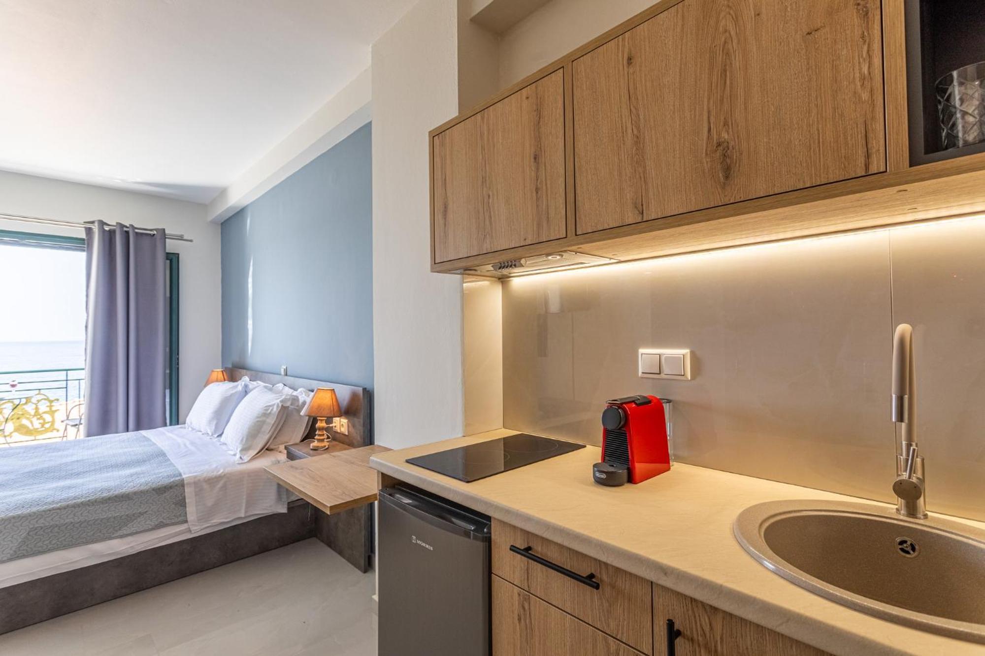 Marina Aparthotel Kardhamili Exteriör bild
